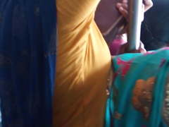 Tamil married chudi aunty hot view in bus